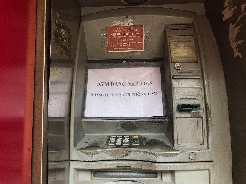 chong-lenh-ngan-hang-nha-nuoc-nhieu-ngan-hang-de-may-atm-het-tien-gap-su-co