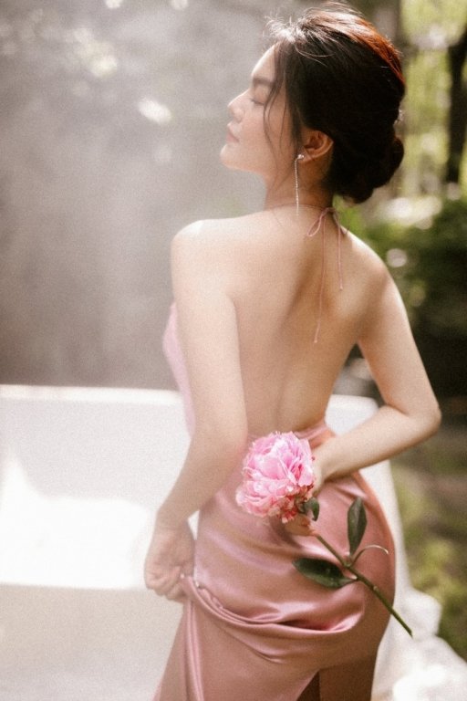 pham-quynh-anh-khoe-lung-tran-quyen-ru-trong-bo-anh-don-xuan