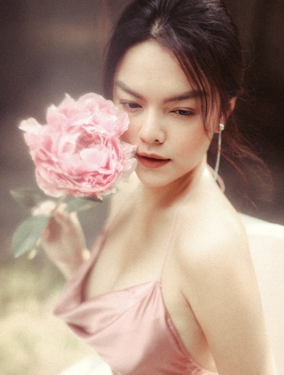 pham-quynh-anh-khoe-lung-tran-quyen-ru-trong-bo-anh-don-xuan