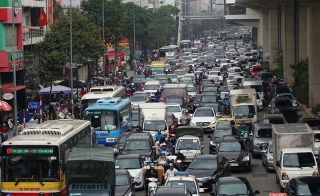 Đường phố Hà Nội ùn tắc kinh hoàng trong ngày 27 Tết