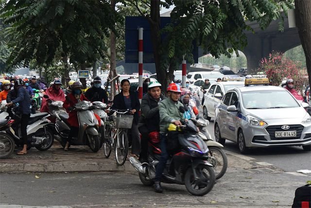 Đường phố Hà Nội ùn tắc kinh hoàng trong ngày 27 Tết