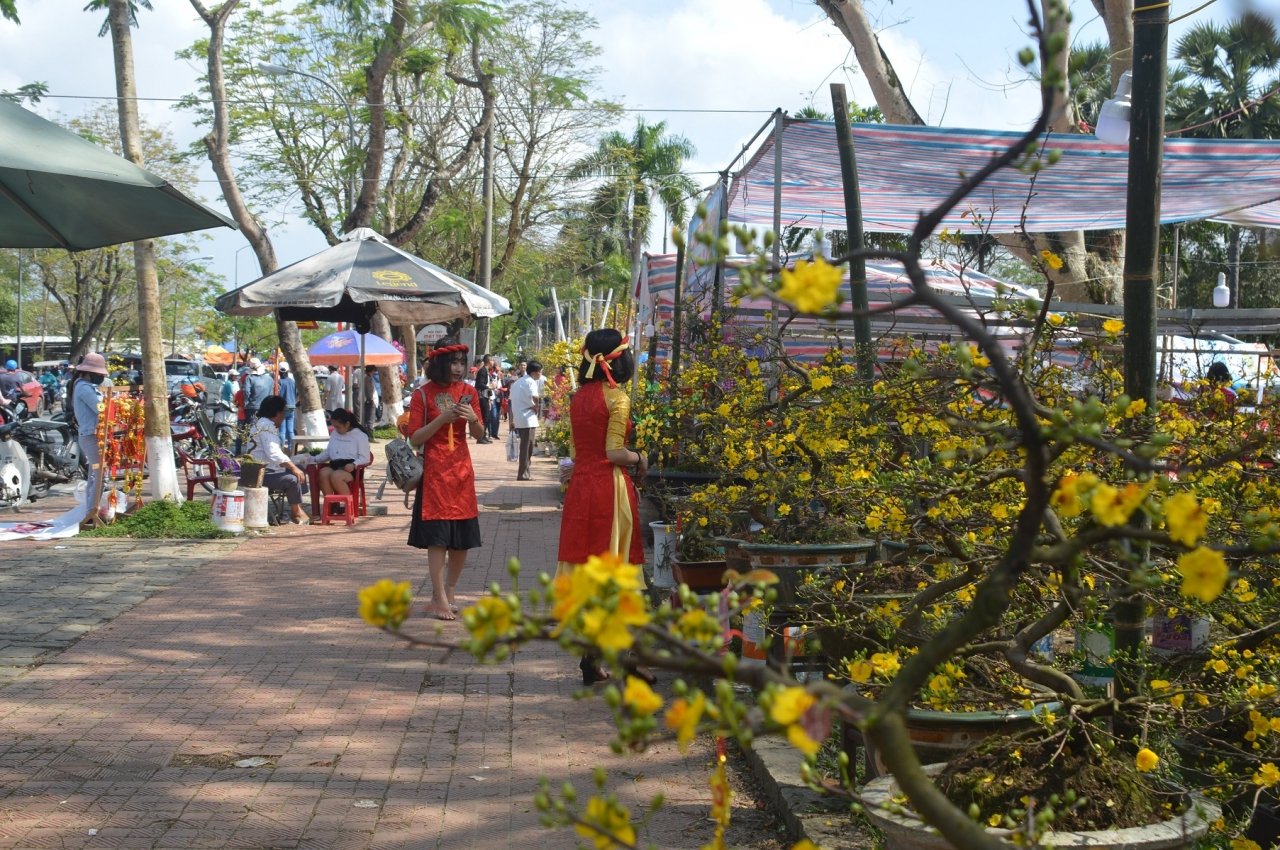 can-canh-cho-hoa-lon-nhat-hue-nhon-nhip-nhung-ngay-can-ke-cai-tet
