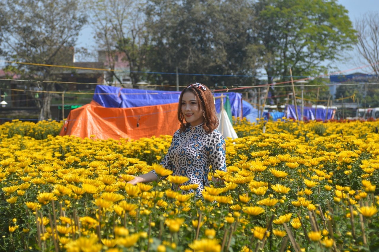 can-canh-cho-hoa-lon-nhat-hue-nhon-nhip-nhung-ngay-can-ke-cai-tet