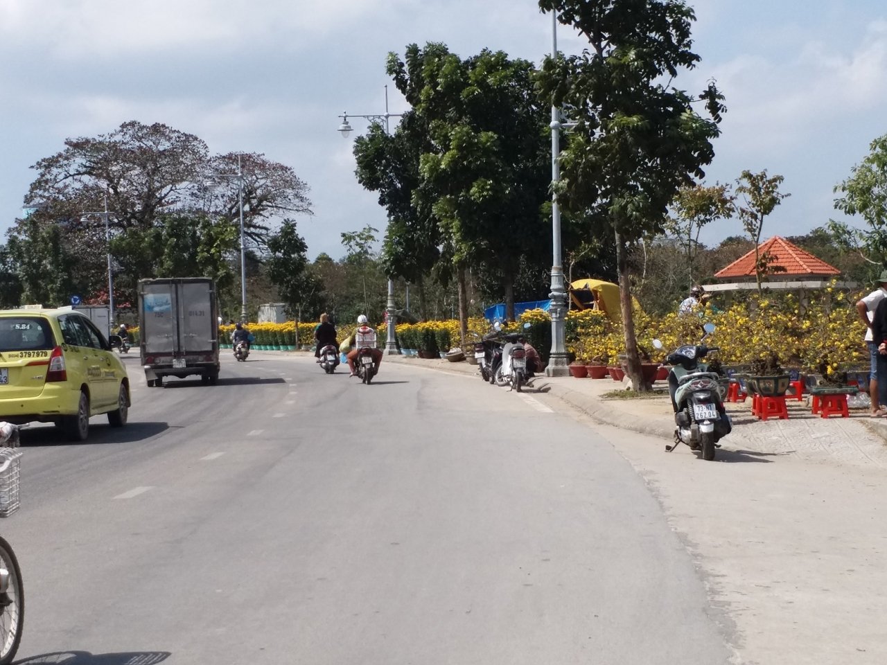 can-canh-cho-hoa-lon-nhat-hue-nhon-nhip-nhung-ngay-can-ke-cai-tet