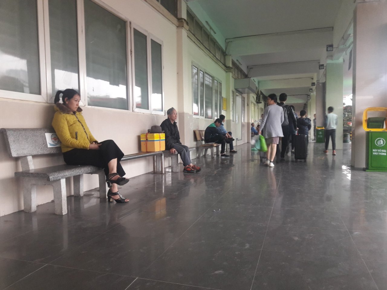 chuyen-la-ngay-28-tet-ben-xe-vang-nhu-chua-ba-danh-ngoai-duong-dong-nhu-chay-hoi