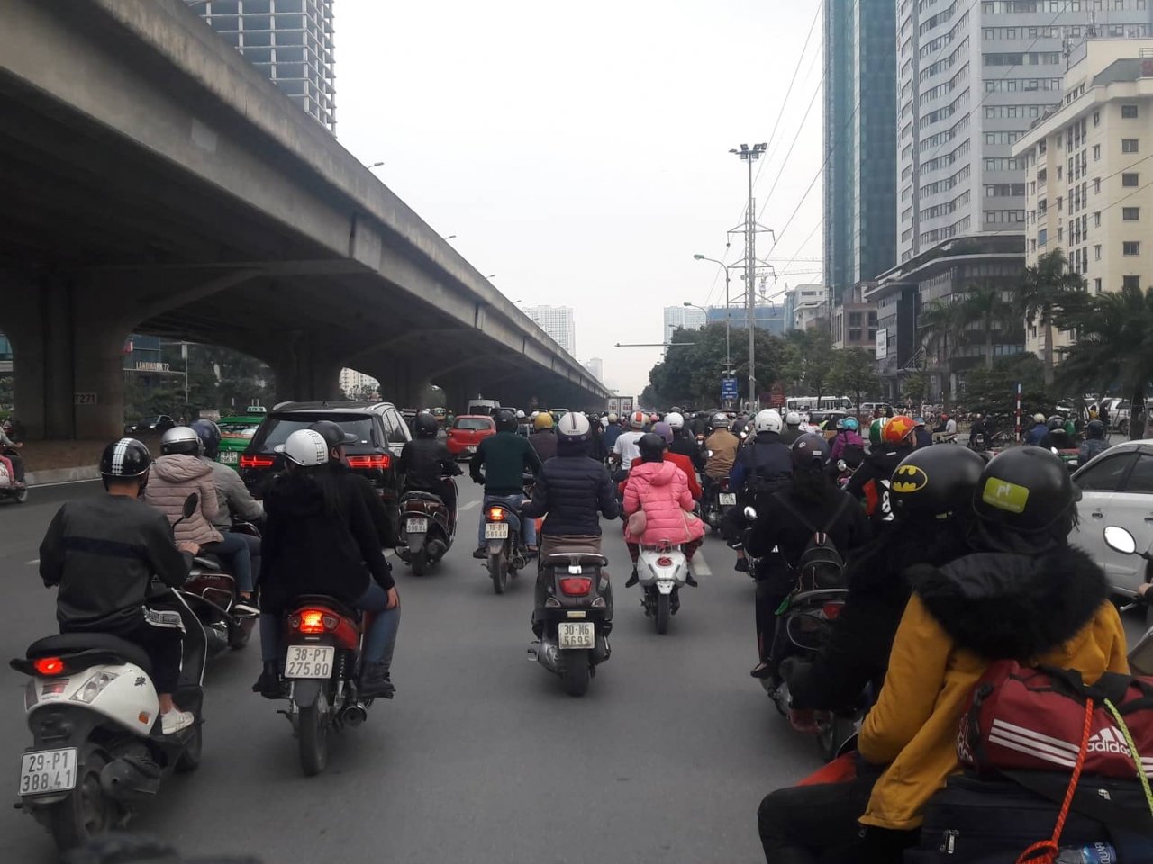 chuyen-la-ngay-28-tet-ben-xe-vang-nhu-chua-ba-danh-ngoai-duong-dong-nhu-chay-hoi