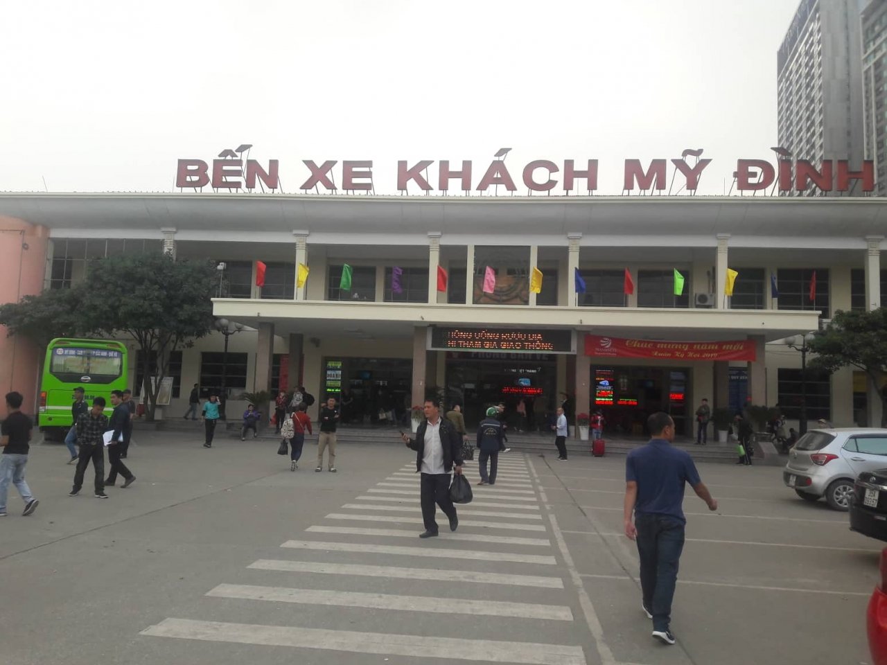 chuyen-la-ngay-28-tet-ben-xe-vang-nhu-chua-ba-danh-ngoai-duong-dong-nhu-chay-hoi
