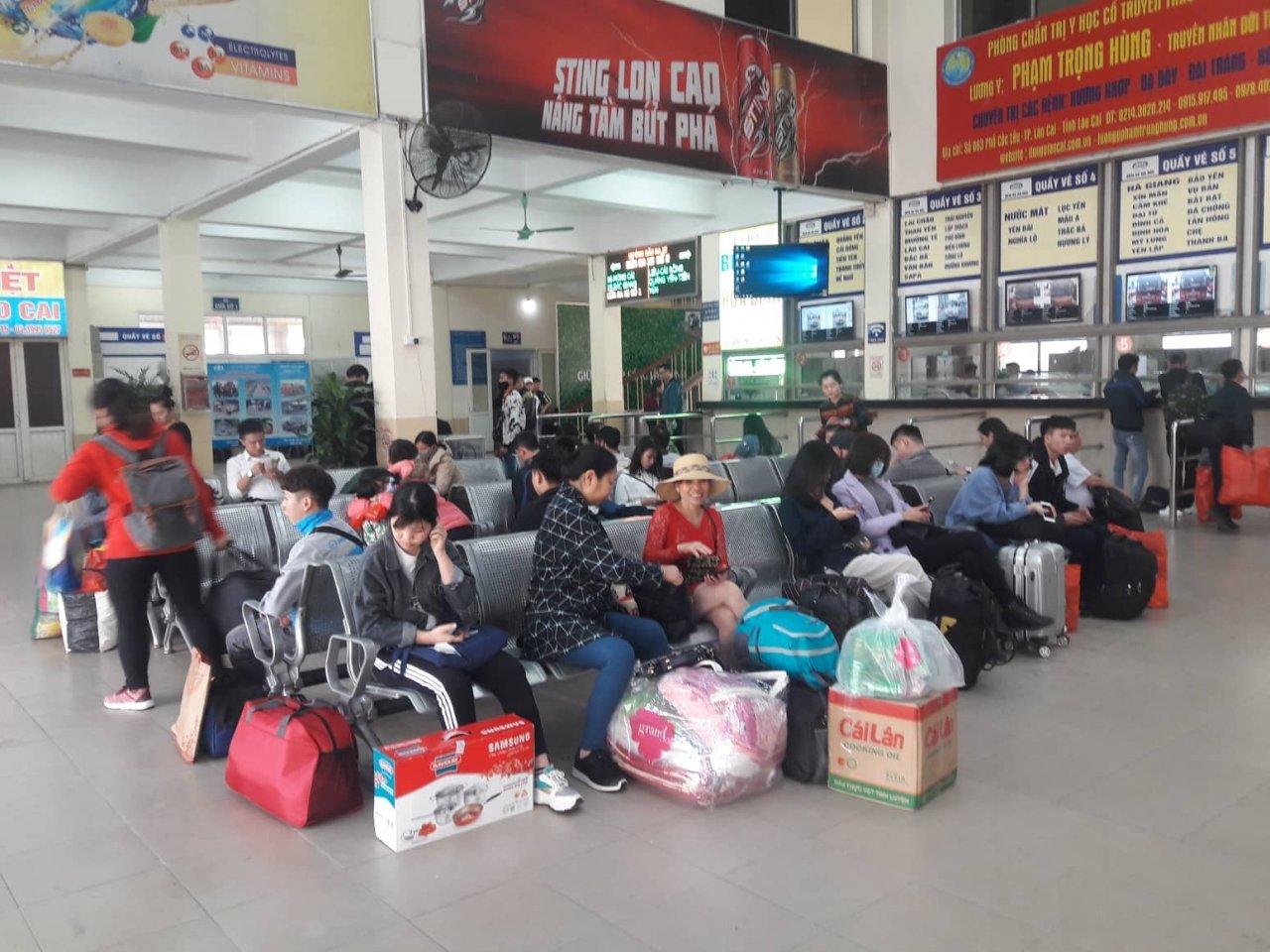 chuyen-la-ngay-28-tet-ben-xe-vang-nhu-chua-ba-danh-ngoai-duong-dong-nhu-chay-hoi