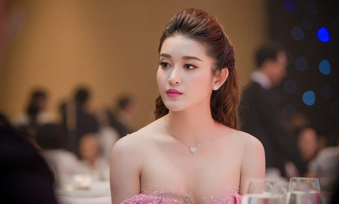 huyen-my-va-loat-my-nhan-viet-tuoi-hoi-sinh-ra-de-thi-phi-bua-vay