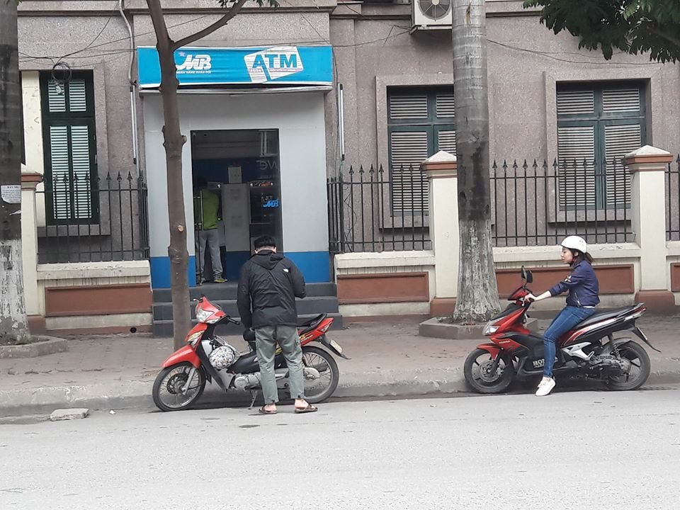 nguoi-ha-noi-phat-khoc-cay-atm-het-tien-dung-dip-tet