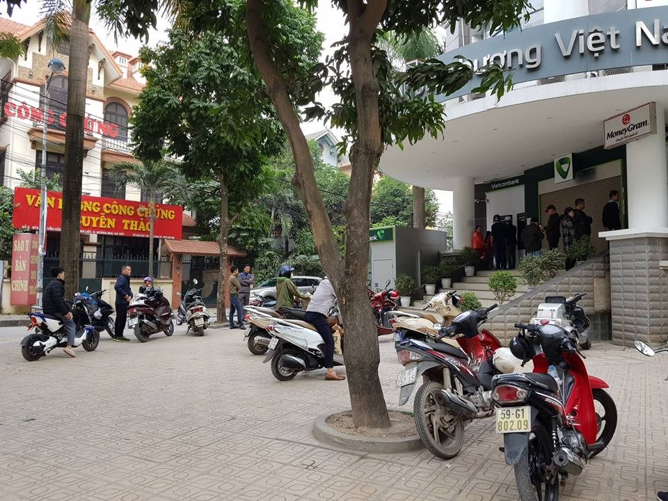 nguoi-ha-noi-phat-khoc-cay-atm-het-tien-dung-dip-tet