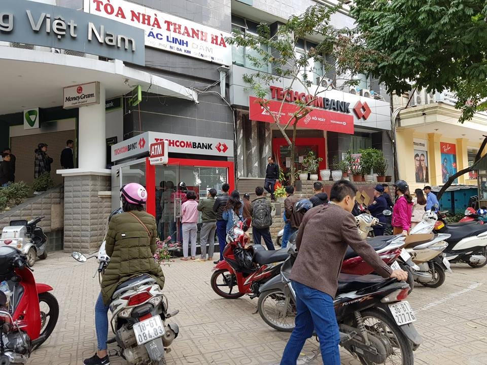 nguoi-ha-noi-phat-khoc-cay-atm-het-tien-dung-dip-tet