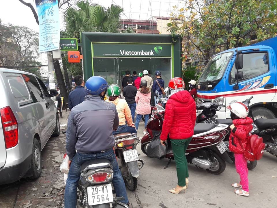 nguoi-ha-noi-phat-khoc-cay-atm-het-tien-dung-dip-tet