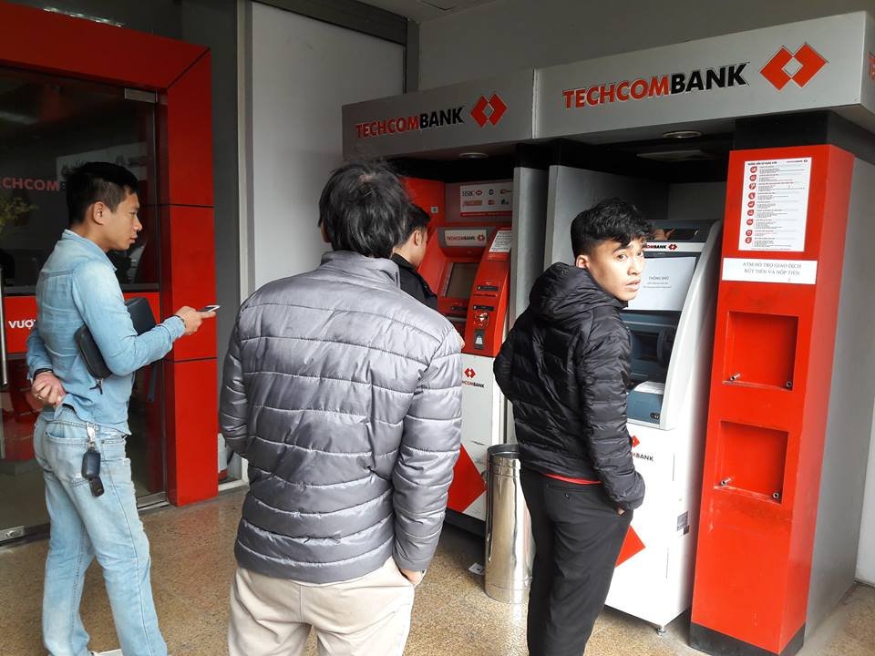 nguoi-ha-noi-phat-khoc-cay-atm-het-tien-dung-dip-tet