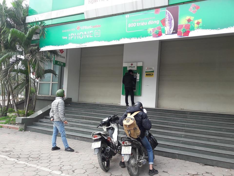 nguoi-ha-noi-phat-khoc-cay-atm-het-tien-dung-dip-tet