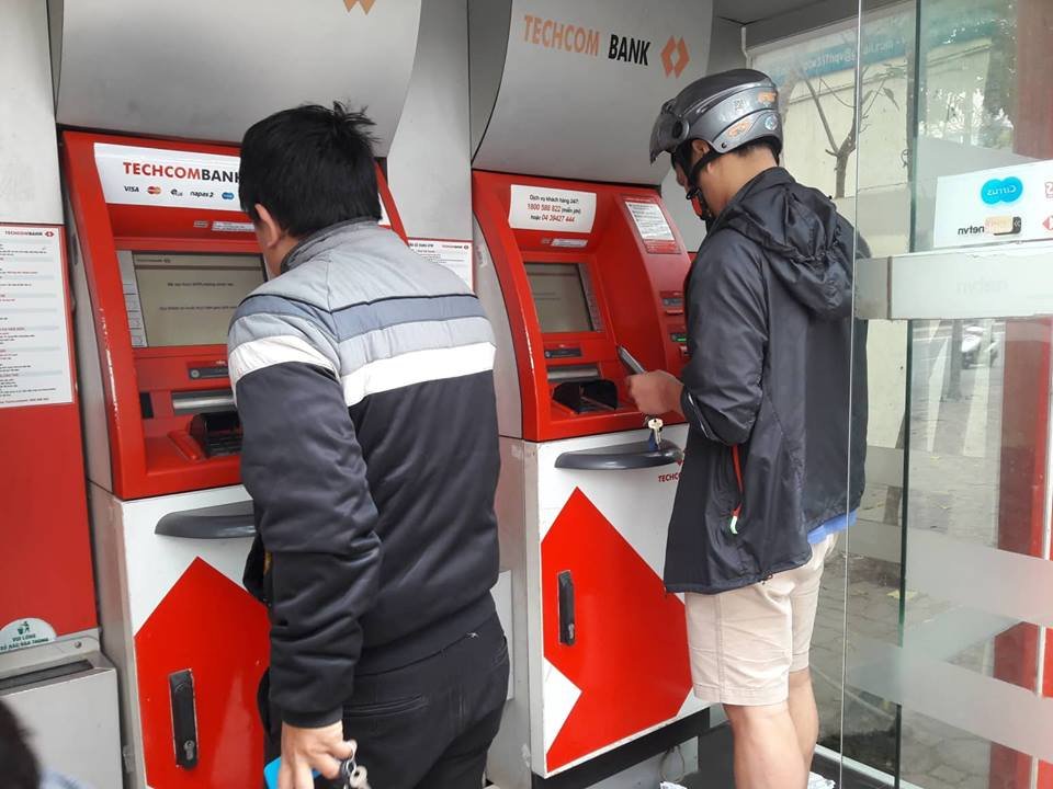 nguoi-ha-noi-phat-khoc-cay-atm-het-tien-dung-dip-tet