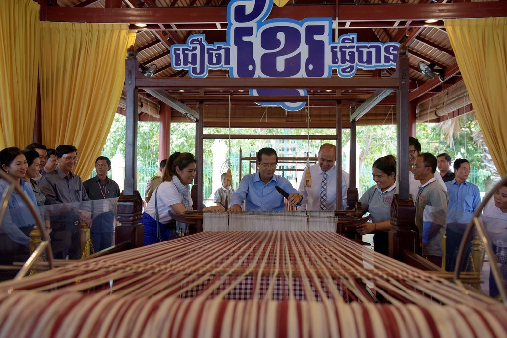 Bánh tét 4 tấn, khăn dài 1 km: Campuchia lấy lòng giới trẻ bằng kỷ lục