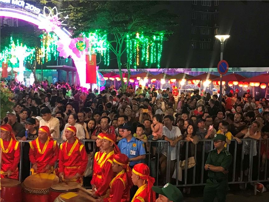 bien-nguoi-chen-chan-o-duong-hoa-nguyen-hue-trong-dem-khai-mac