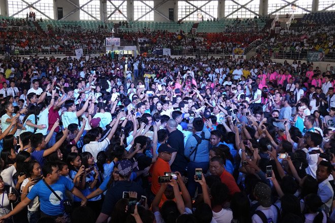 hhen-nie-duoc-hang-nghin-fan-philippines-vay-kin