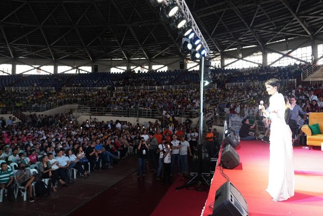 hhen-nie-duoc-hang-nghin-fan-philippines-vay-kin