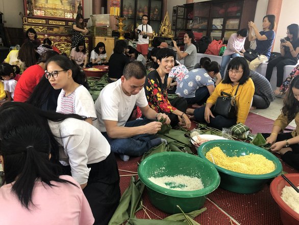 Kiều bào, du học sinh Việt ở Bangkok, Thái Lan gói bánh chưng đón tết