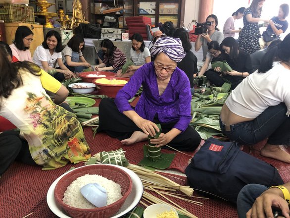 Kiều bào, du học sinh Việt ở Bangkok, Thái Lan gói bánh chưng đón tết