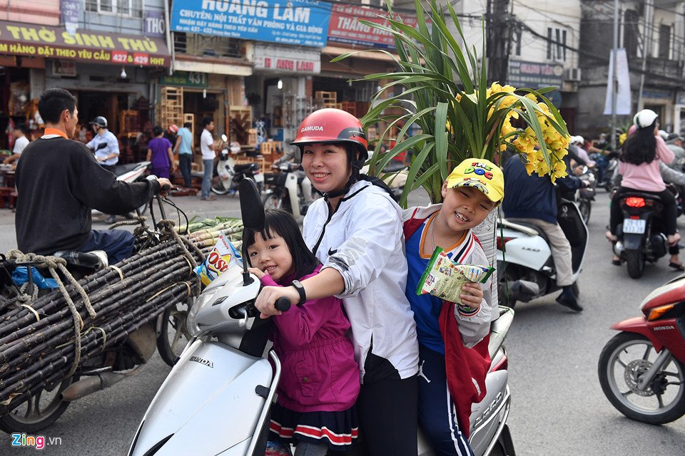 khach-do-xo-mua-hoa-dia-lan-ban-thao-gia-re