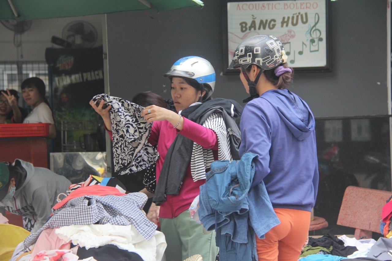 sap-quan-ao-ai-co-den-cho-ai-can-den-lay-am-ap-nguoi-tp-hcm-nhung-ngay-giap-tet