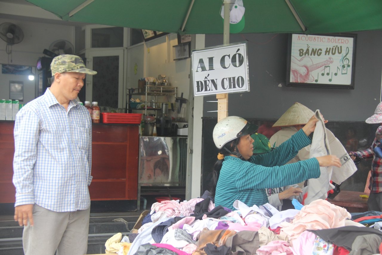 sap-quan-ao-ai-co-den-cho-ai-can-den-lay-am-ap-nguoi-tp-hcm-nhung-ngay-giap-tet