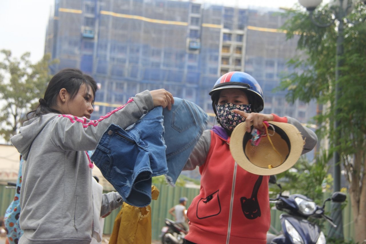 sap-quan-ao-ai-co-den-cho-ai-can-den-lay-am-ap-nguoi-tp-hcm-nhung-ngay-giap-tet