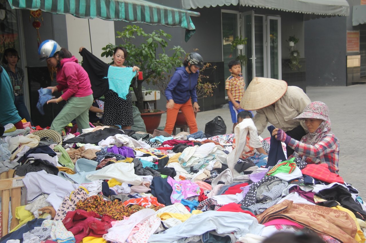 sap-quan-ao-ai-co-den-cho-ai-can-den-lay-am-ap-nguoi-tp-hcm-nhung-ngay-giap-tet