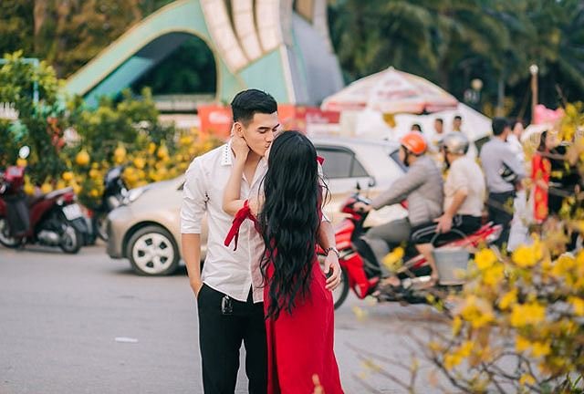 tien-linh-khoa-moi-ban-gai-giua-cho-hoa-cong-phuong-ve-que-don-tet-voi-gia-dinh