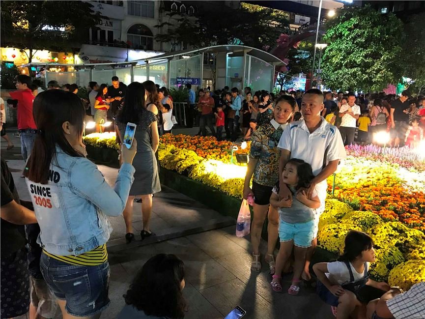 Biển người chen chân ở đường hoa Nguyễn Huệ trong đêm khai mạc