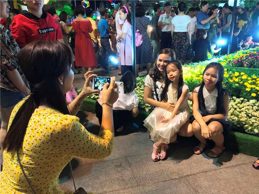 Biển người chen chân ở đường hoa Nguyễn Huệ trong đêm khai mạc