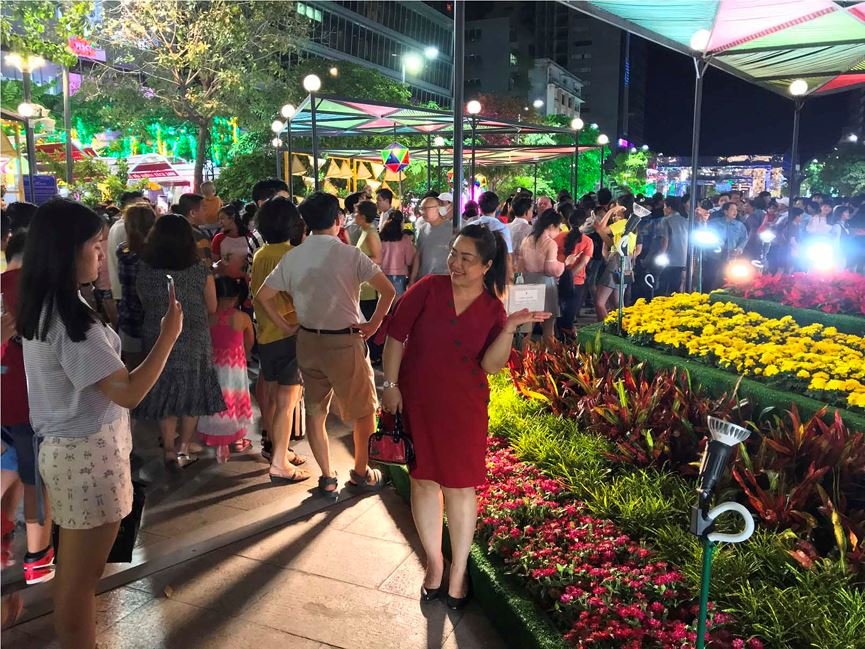 Biển người chen chân ở đường hoa Nguyễn Huệ trong đêm khai mạc
