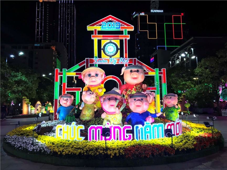 Biển người chen chân ở đường hoa Nguyễn Huệ trong đêm khai mạc