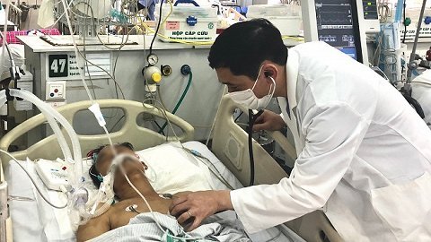 Đêm giao thừa của bác sĩ trực cấp cứu cho bệnh nhân HIV/AIDS