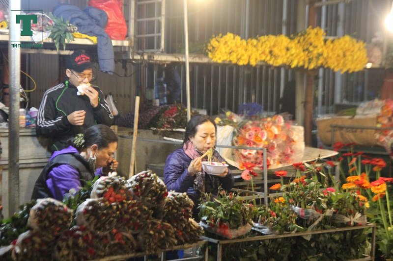 cho-hoa-quang-an-tap-nap-sang-30-tet