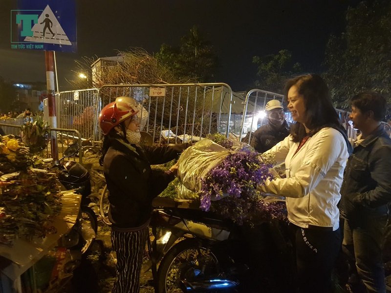 cho-hoa-quang-an-tap-nap-sang-30-tet