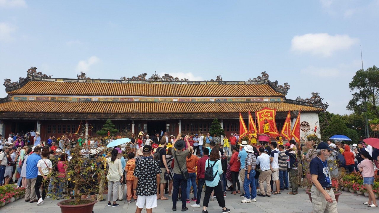 hang-nghin-du-khach-xong-dat-dai-noi-hue