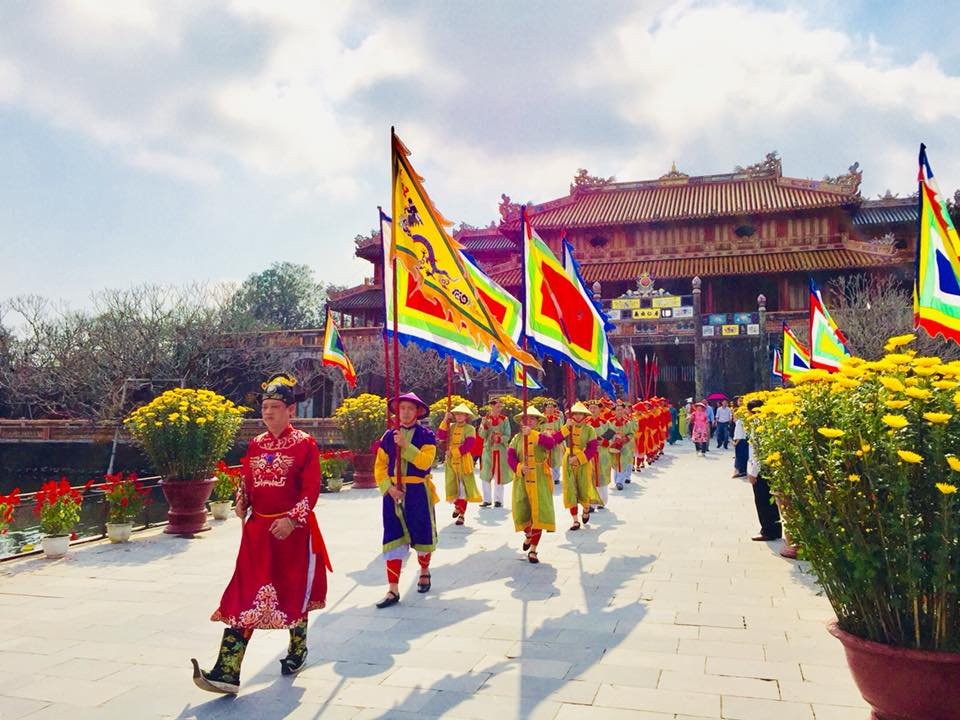 hang-nghin-du-khach-xong-dat-dai-noi-hue