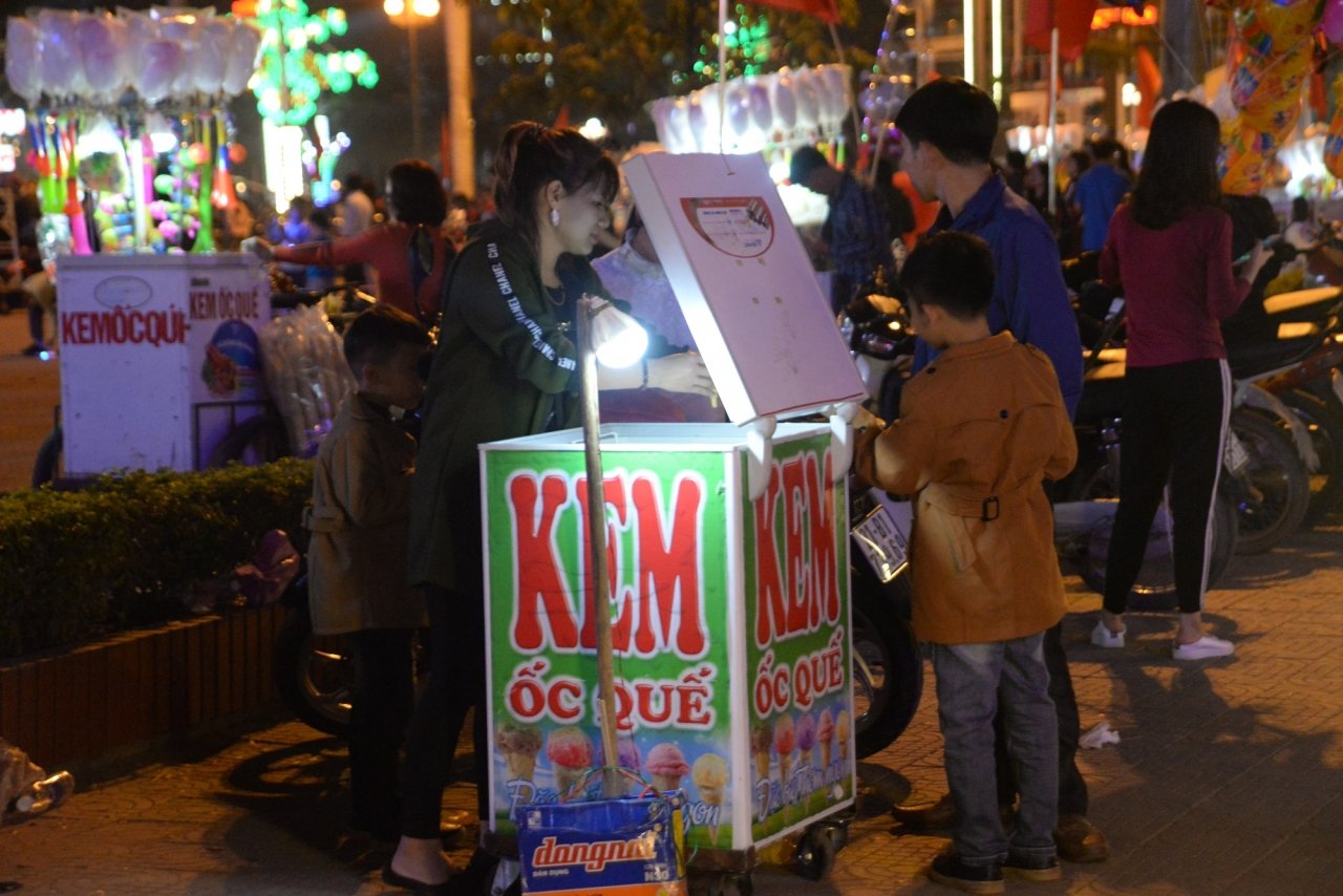 hot-bac-nho-ban-kem-do-an-vat-cho-thue-dap-dem-giao-thua