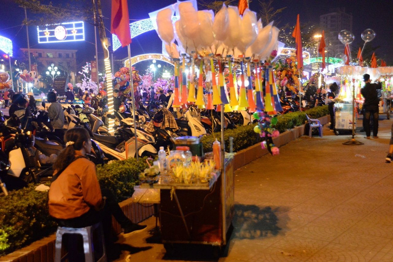 hot-bac-nho-ban-kem-do-an-vat-cho-thue-dap-dem-giao-thua