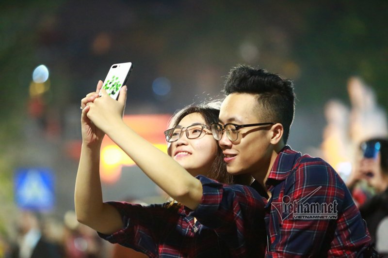 nu-hon-nong-chay-duoi-man-phao-hoa-dem-giao-thua-o-ha-noi