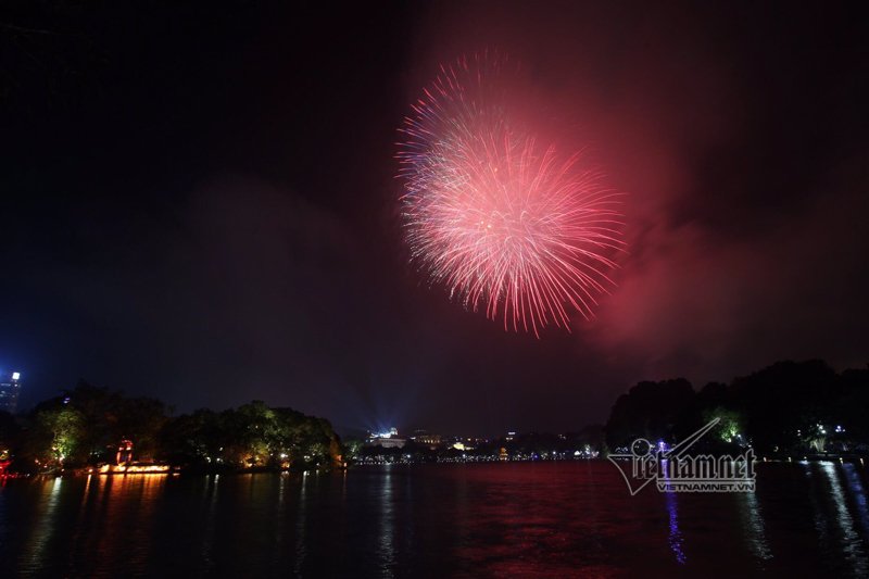 nu-hon-nong-chay-duoi-man-phao-hoa-dem-giao-thua-o-ha-noi