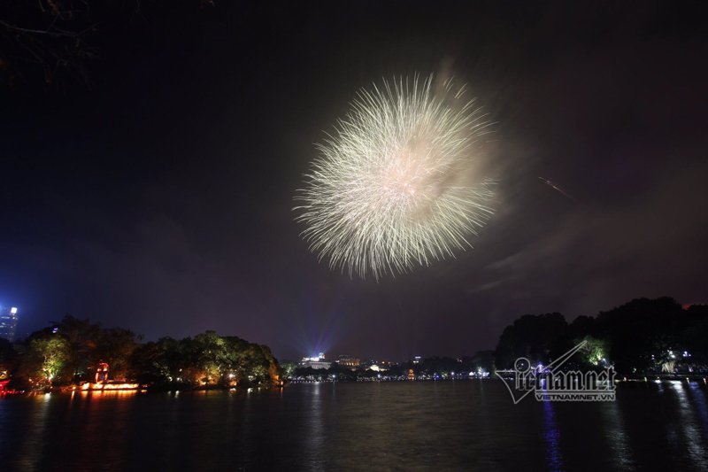 nu-hon-nong-chay-duoi-man-phao-hoa-dem-giao-thua-o-ha-noi