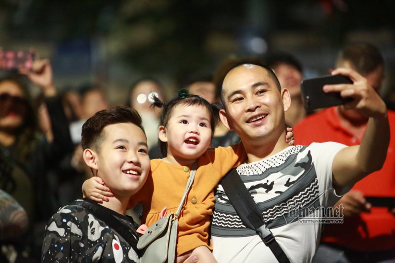 nu-hon-nong-chay-duoi-man-phao-hoa-dem-giao-thua-o-ha-noi