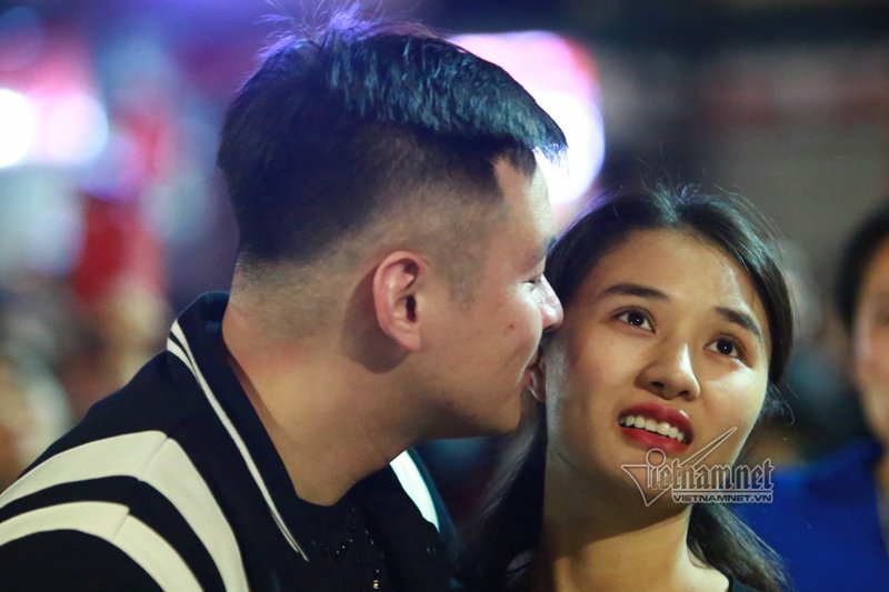 nu-hon-nong-chay-duoi-man-phao-hoa-dem-giao-thua-o-ha-noi