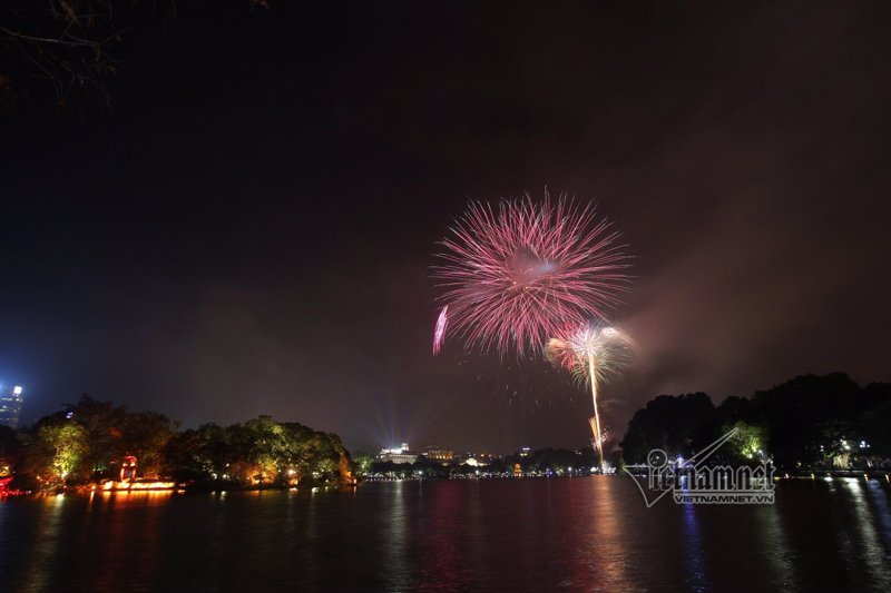 nu-hon-nong-chay-duoi-man-phao-hoa-dem-giao-thua-o-ha-noi