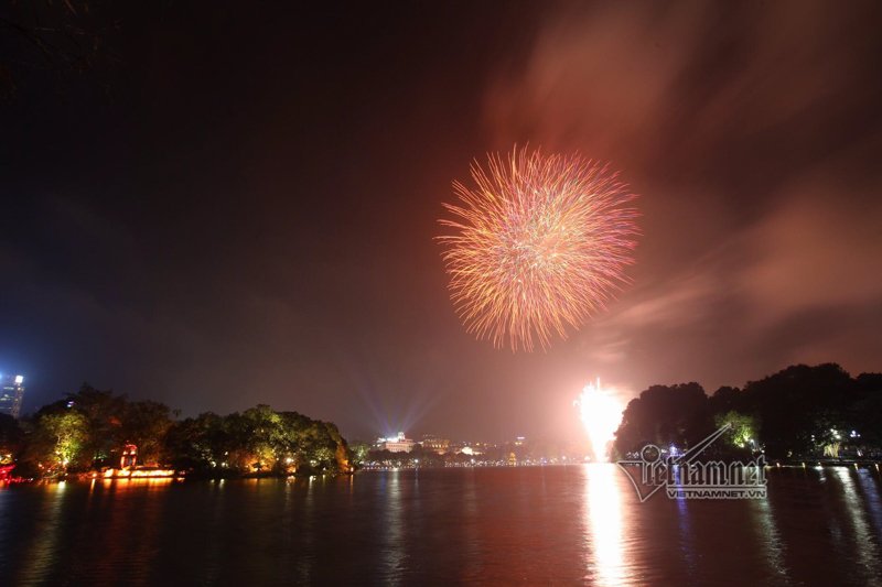 nu-hon-nong-chay-duoi-man-phao-hoa-dem-giao-thua-o-ha-noi